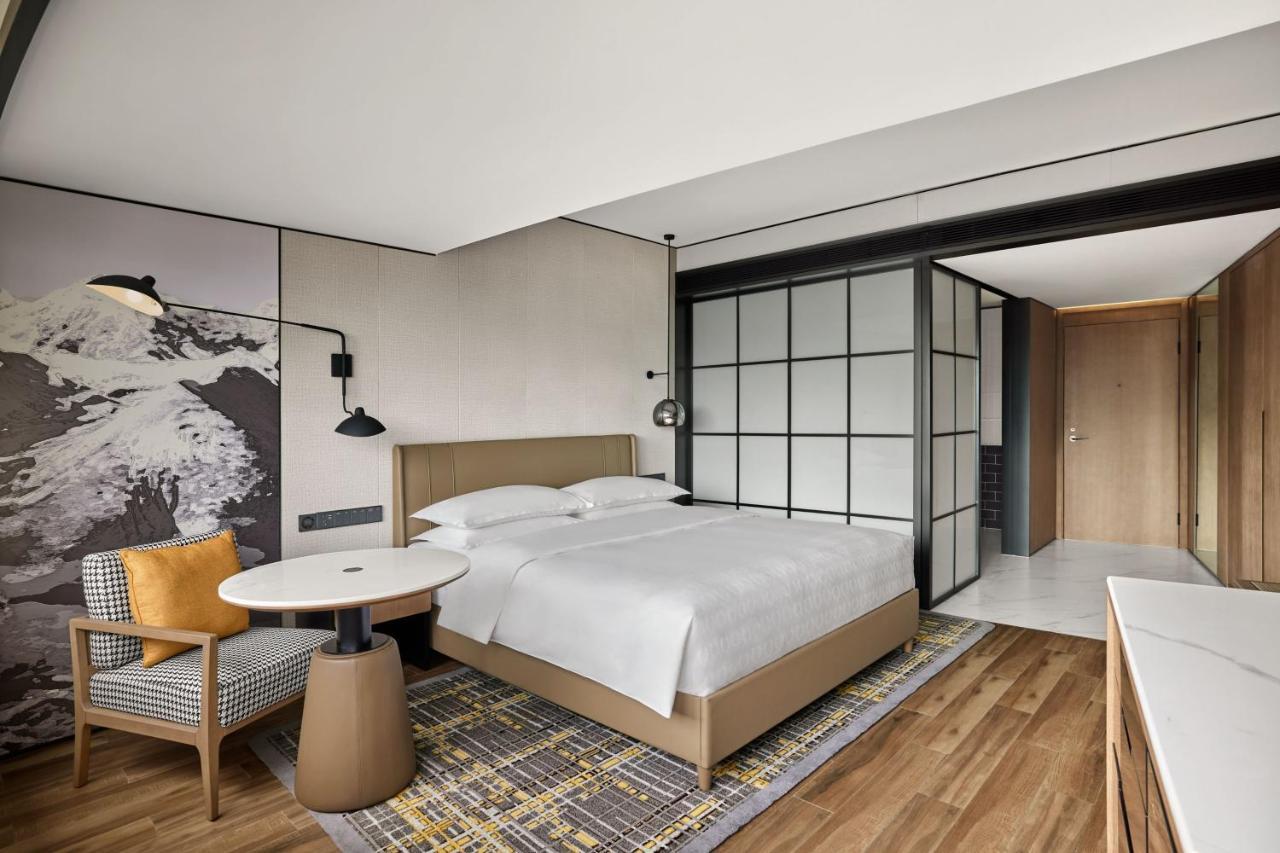 Sheraton Chengdu Lido Hotel Exterior photo