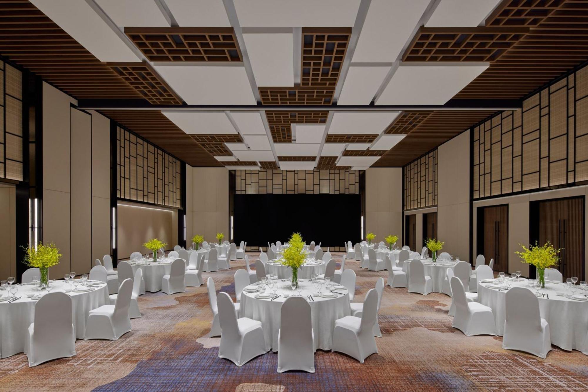 Sheraton Chengdu Lido Hotel Exterior photo